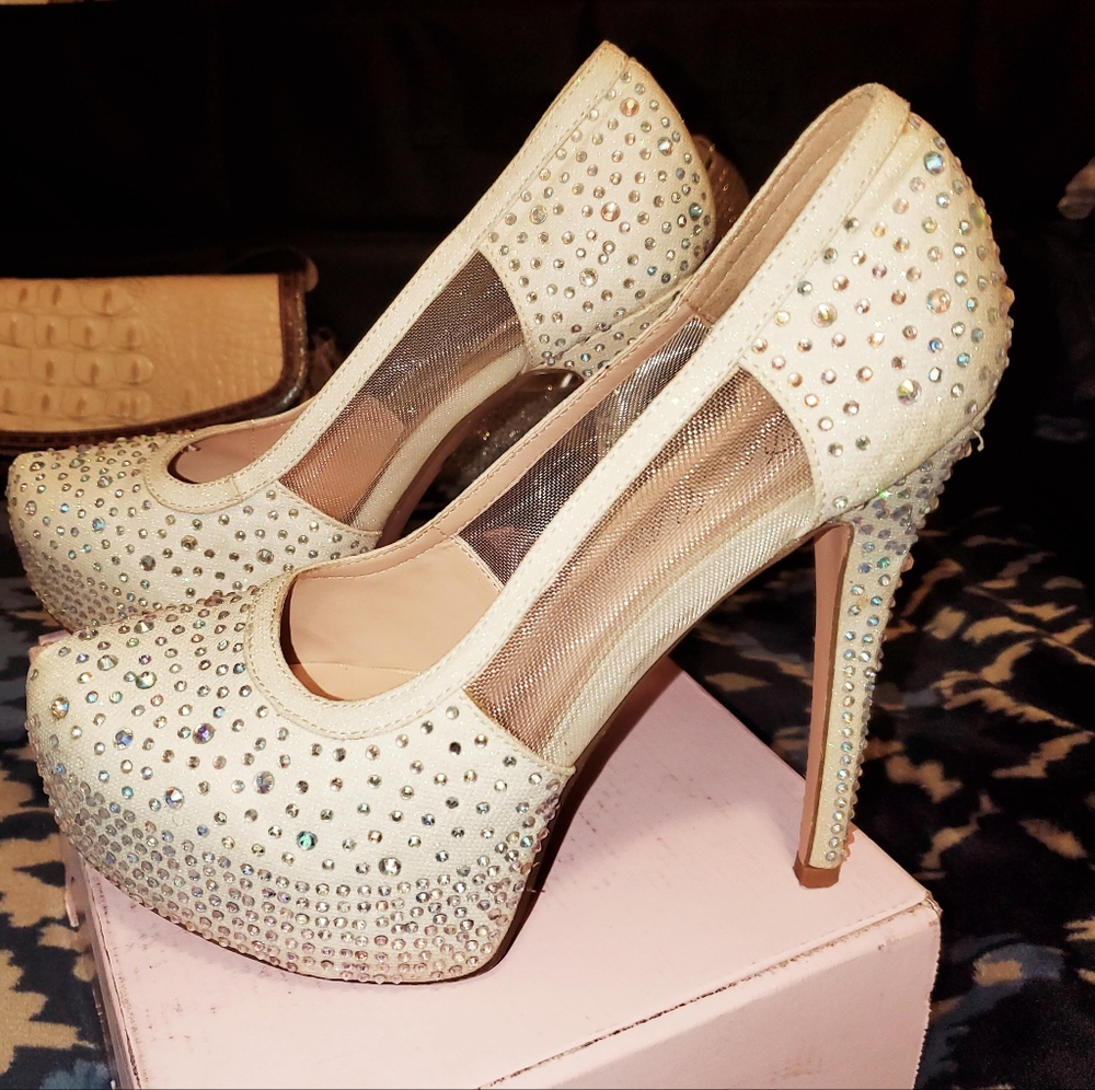 De Blossom Collection Size 9 Creme & Rhinestone Studded Heels